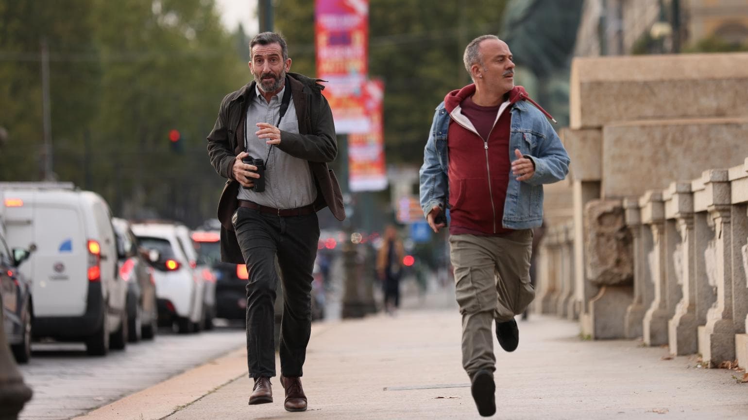 Видео к фильму Birds Flying East | P&Aacute;JAROS. Tr&aacute;iler oficial. 5 de abril en cines.