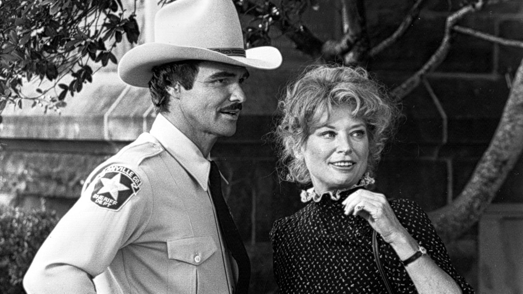 Видео к фильму Самый приятный бордель в Техасе | The Best Little Whorehouse in Texas | Burt Reynolds and Dolly Parton Sing &ldquo;Sneakin' Around&rdquo;