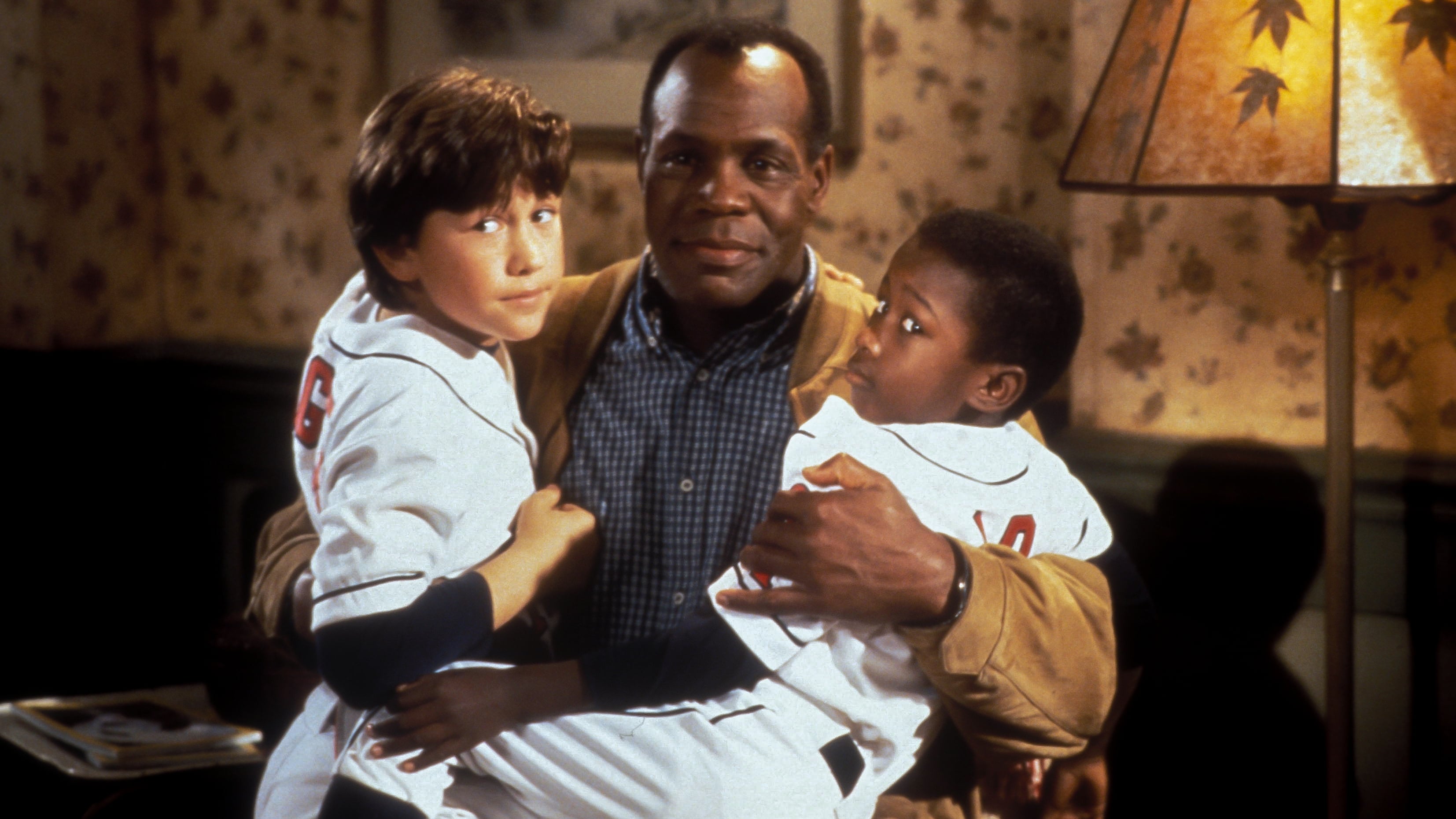 Видео к фильму Ангелы у кромки поля | Angels in the Outfield (1994) Official Trailer - Danny Glover, Tony Danza Movie HD