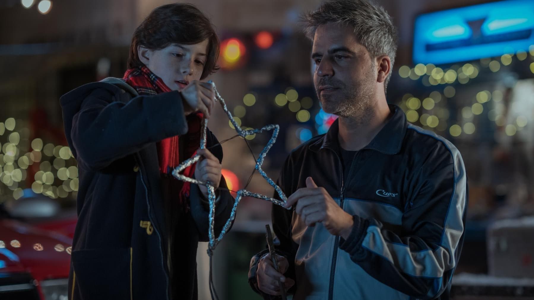 Видео к фильму The Night My Dad Saved Christmas | LA NAVIDAD EN SUS MANOS - TR&Aacute;ILER OFICIAL