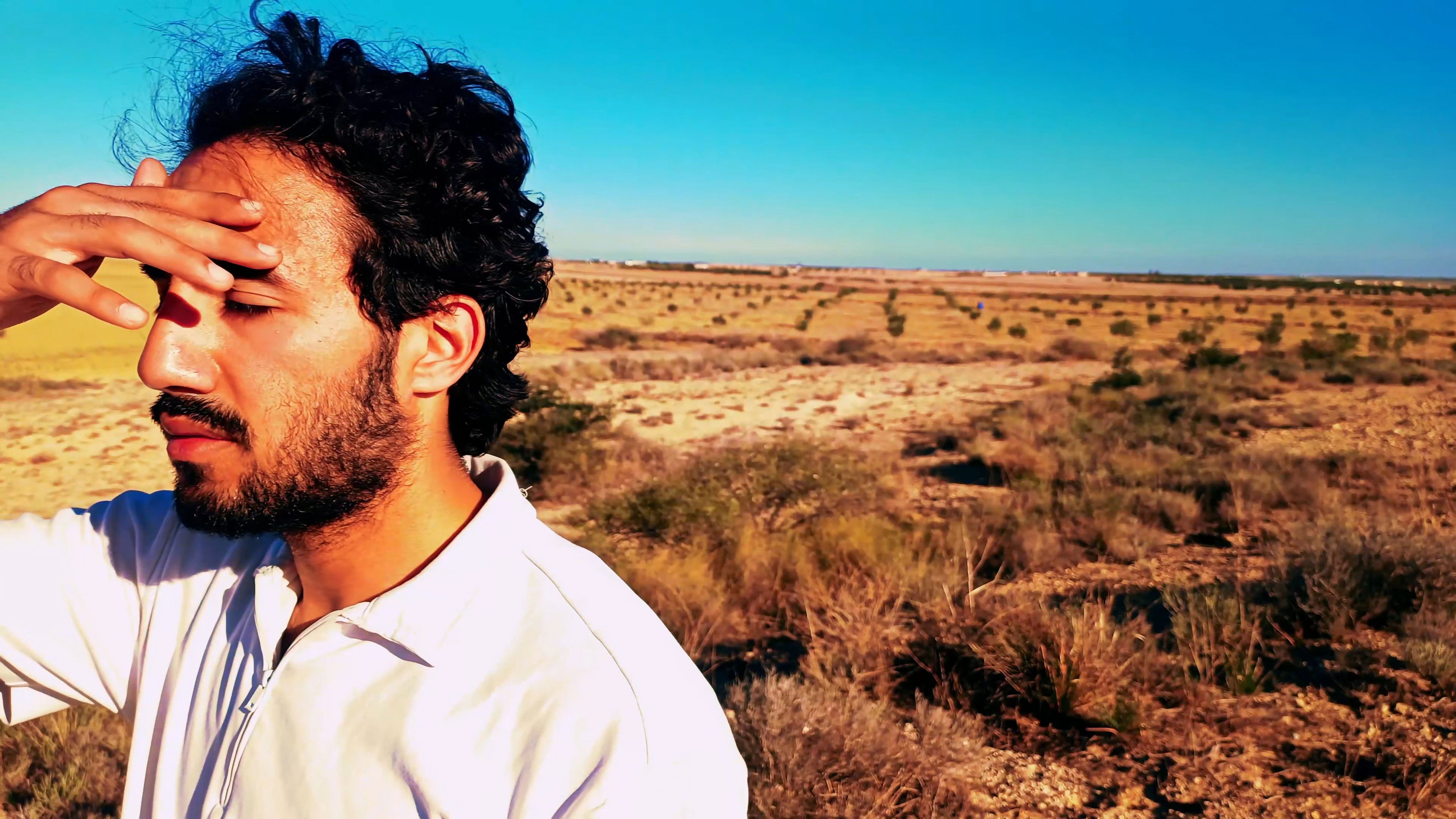 Видео к фильму A PLACE WITH NO AIR | A PLACE WITH NO AIR - بلاصة مغير هوا | Short Film