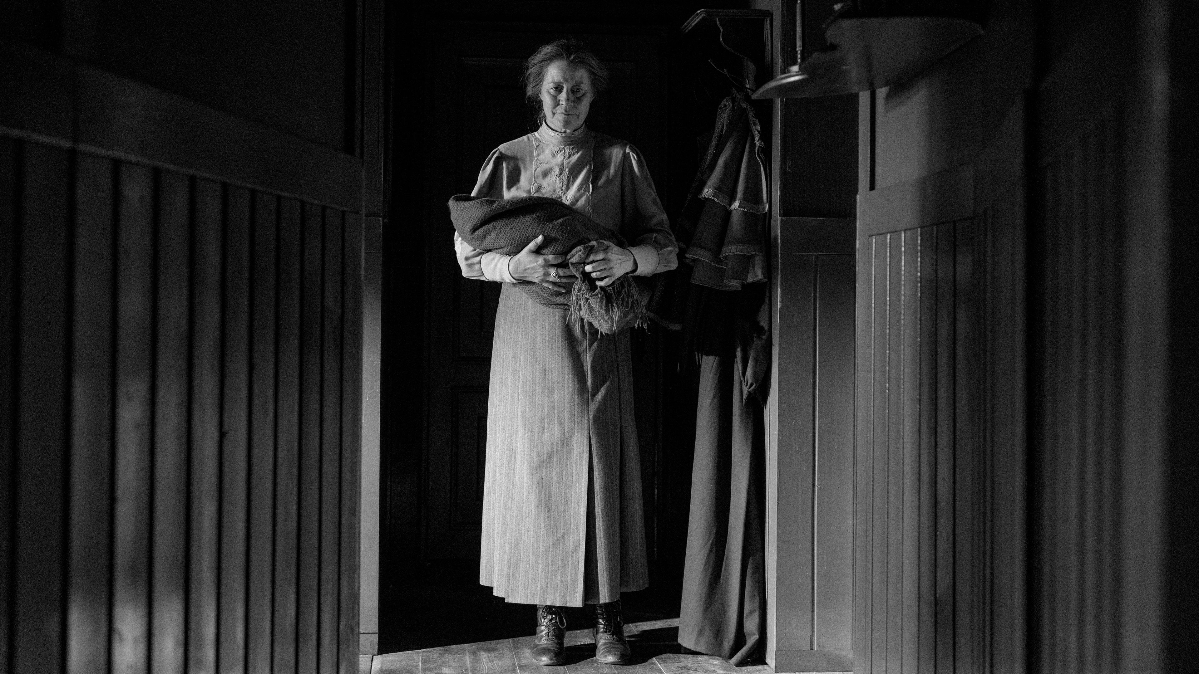 Видео к фильму The Girl with the Needle | Clip [Subtitled]