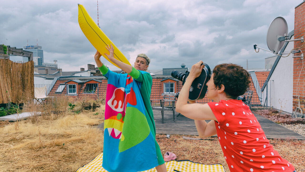 Видео к фильму Peaches Goes Bananas | Official Trailer