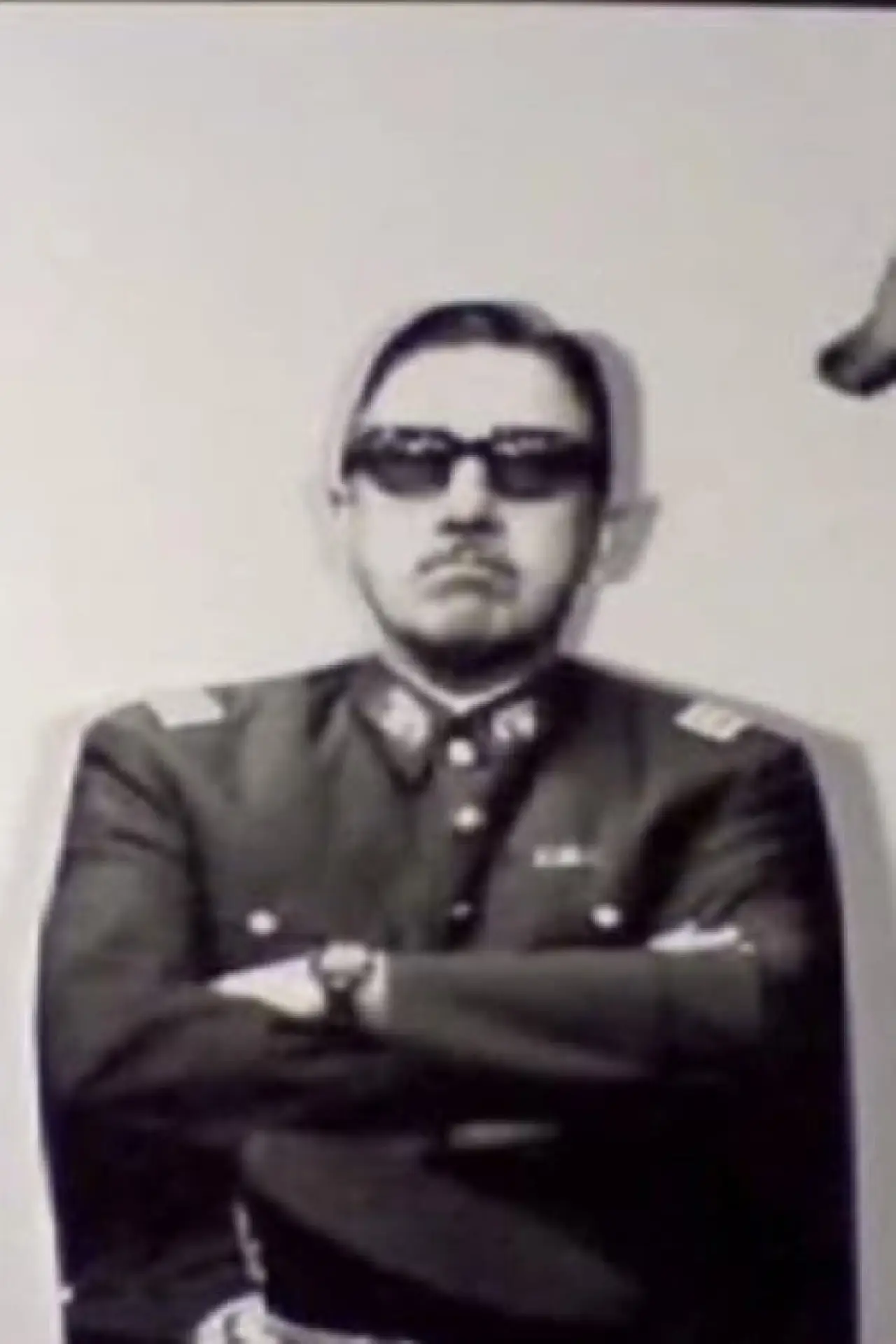 Постер к фильму "Adieu Général"
