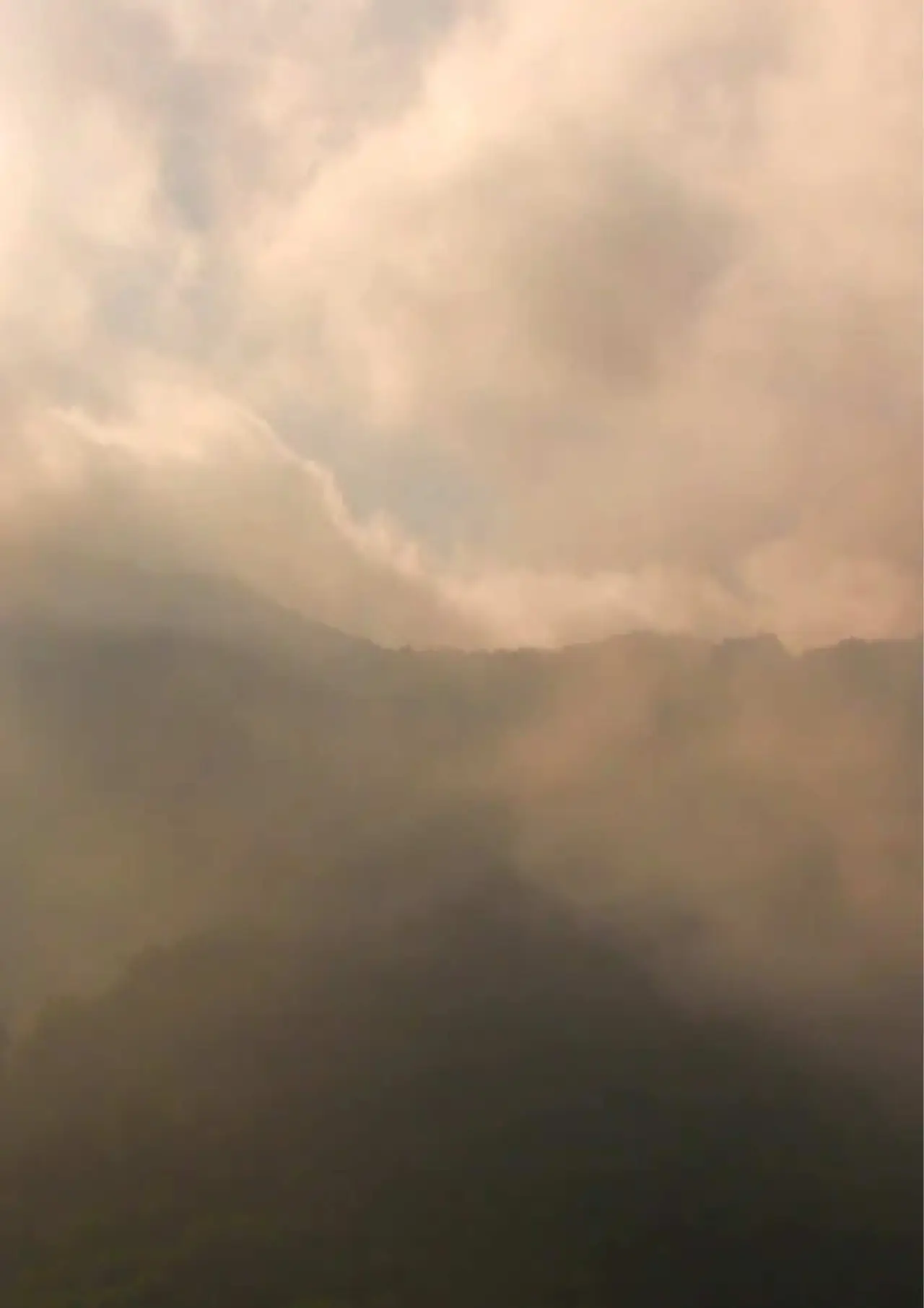 Постер к фильму "Une petite heure dans les nuages, 2008"
