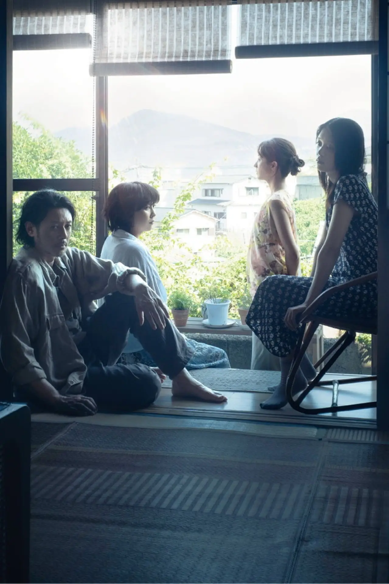 Постер к фильму "夏の砂の上"