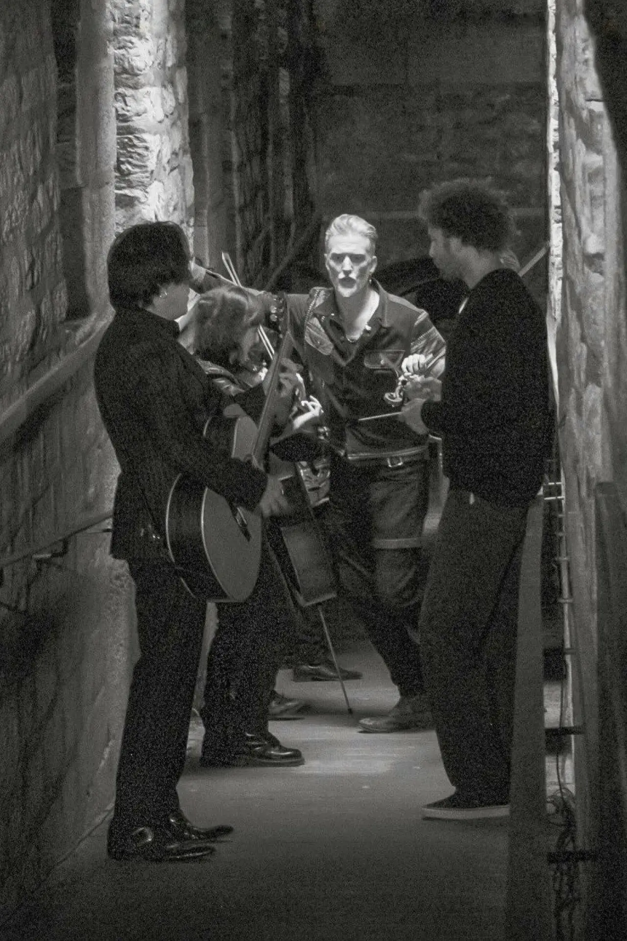 Постер к фильму "Queens of the Stone Age: Alive in Paris and Before"