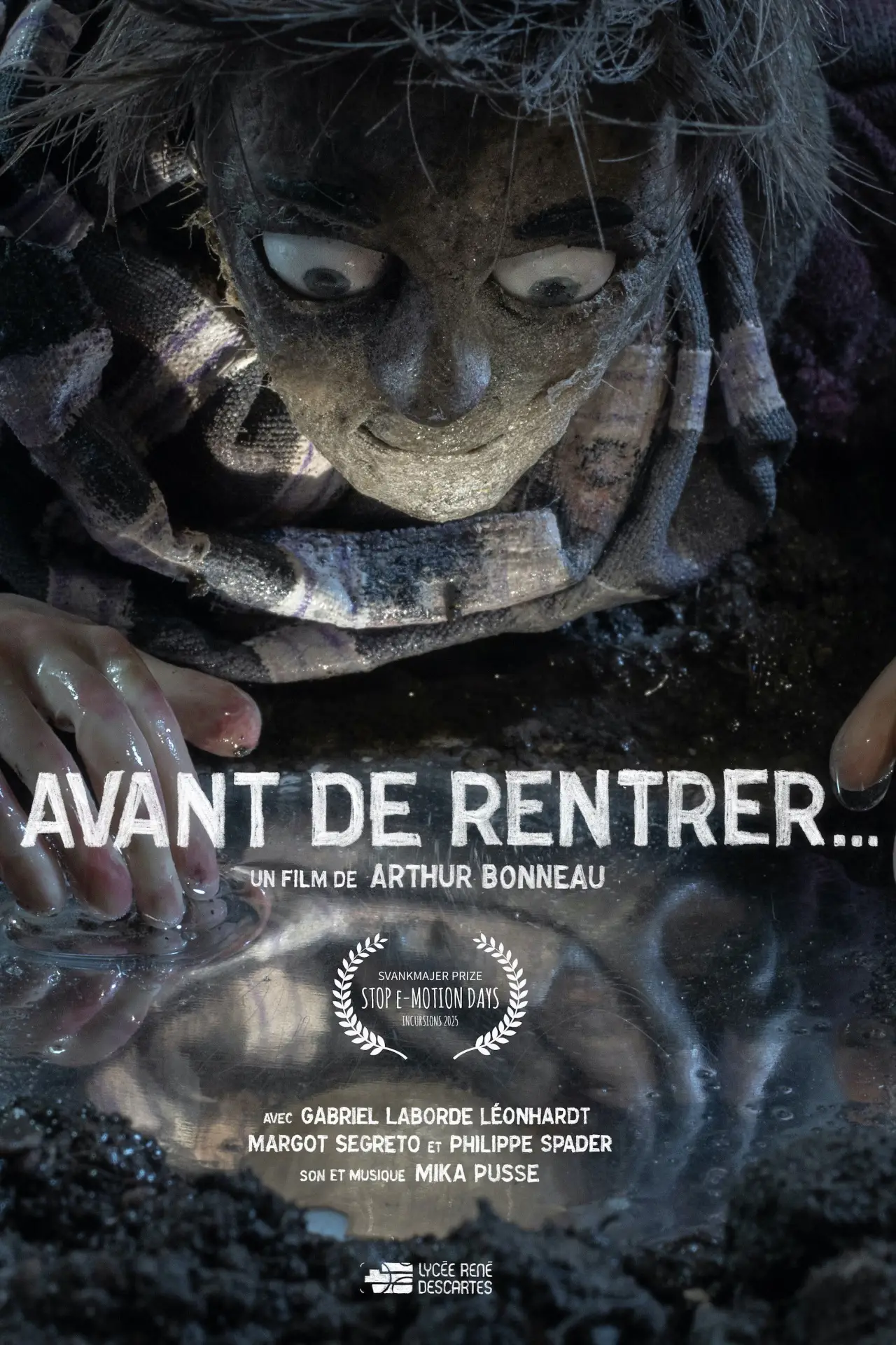 Постер к фильму "Avant de rentrer..."