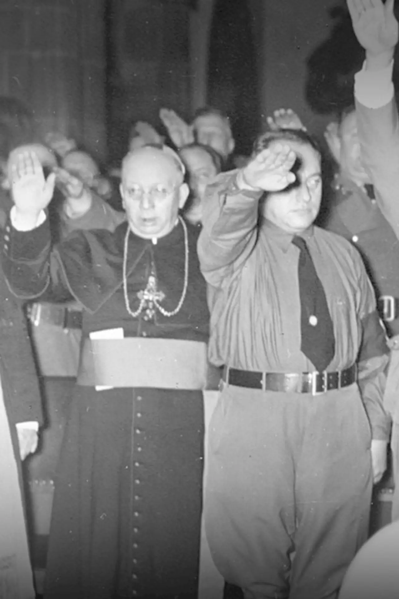 Постер к фильму "Fuite des nazis, la route des monastères"