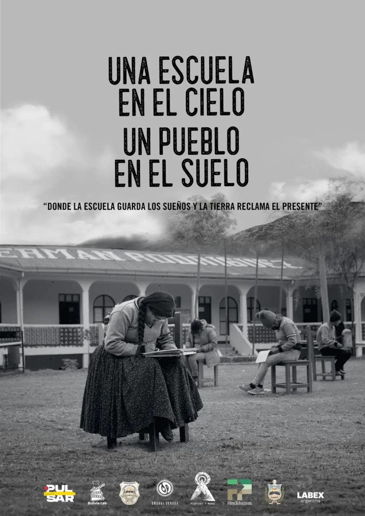 Постер к фильму "Una escuela en el cielo, un pueblo en el suelo"