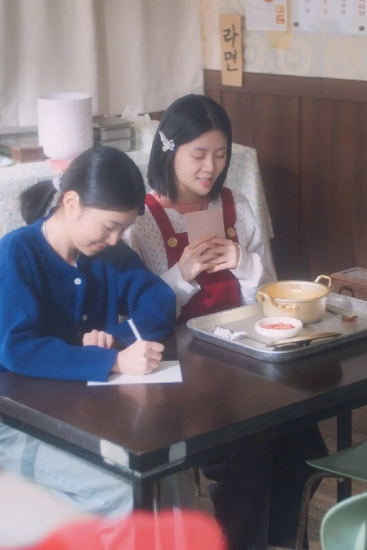Постер к фильму "라면이 뿔기 전에"