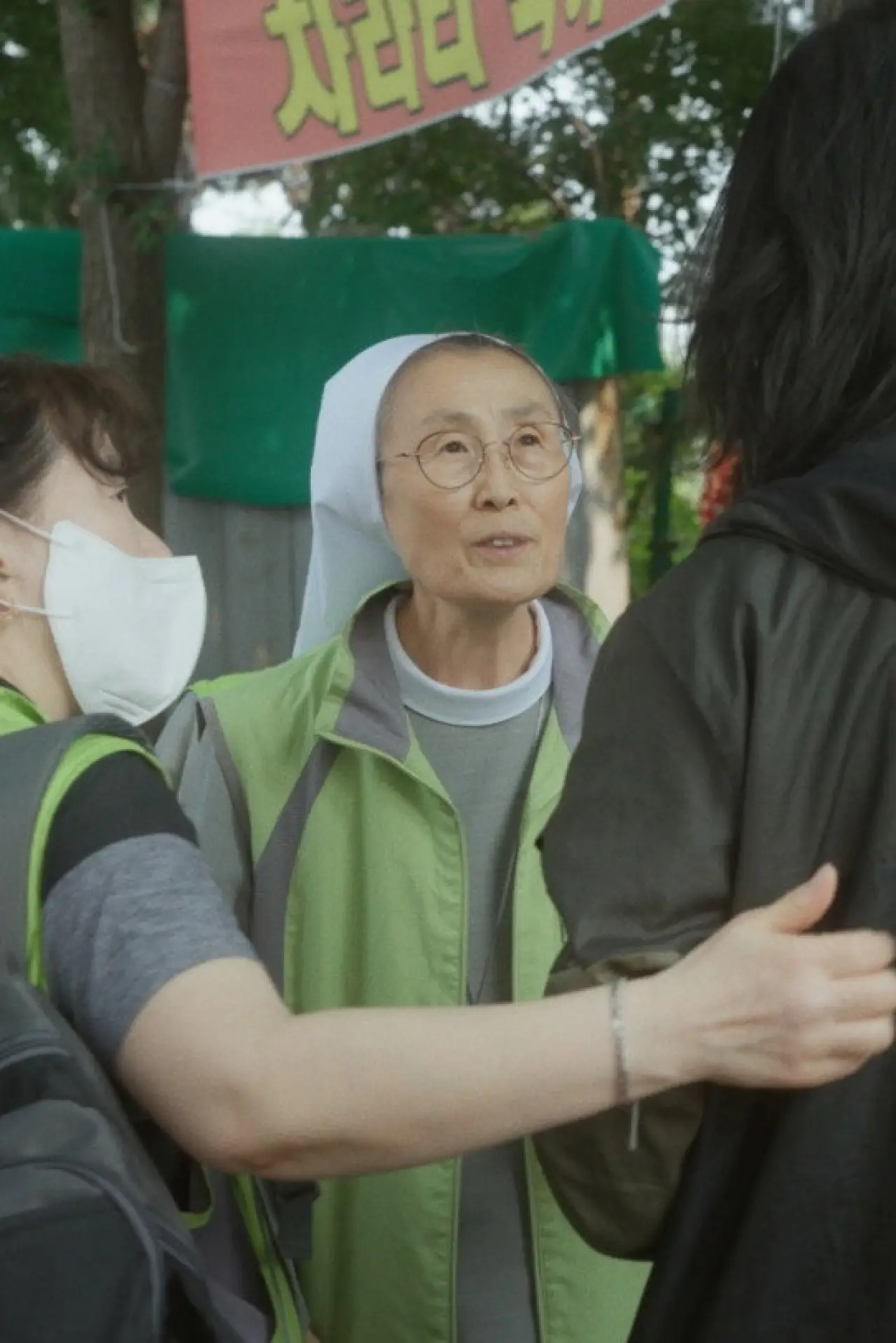 Постер к фильму "사랑, 우린 멀리 이곳에"