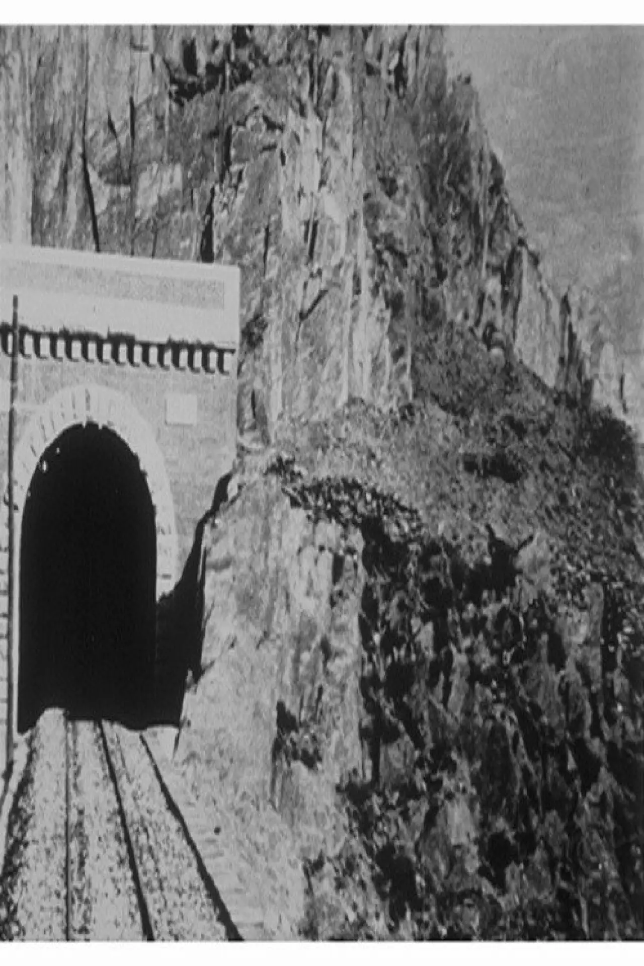 Постер к фильму "Panorama de la ligne de Cauterets, III. Le tunnel"