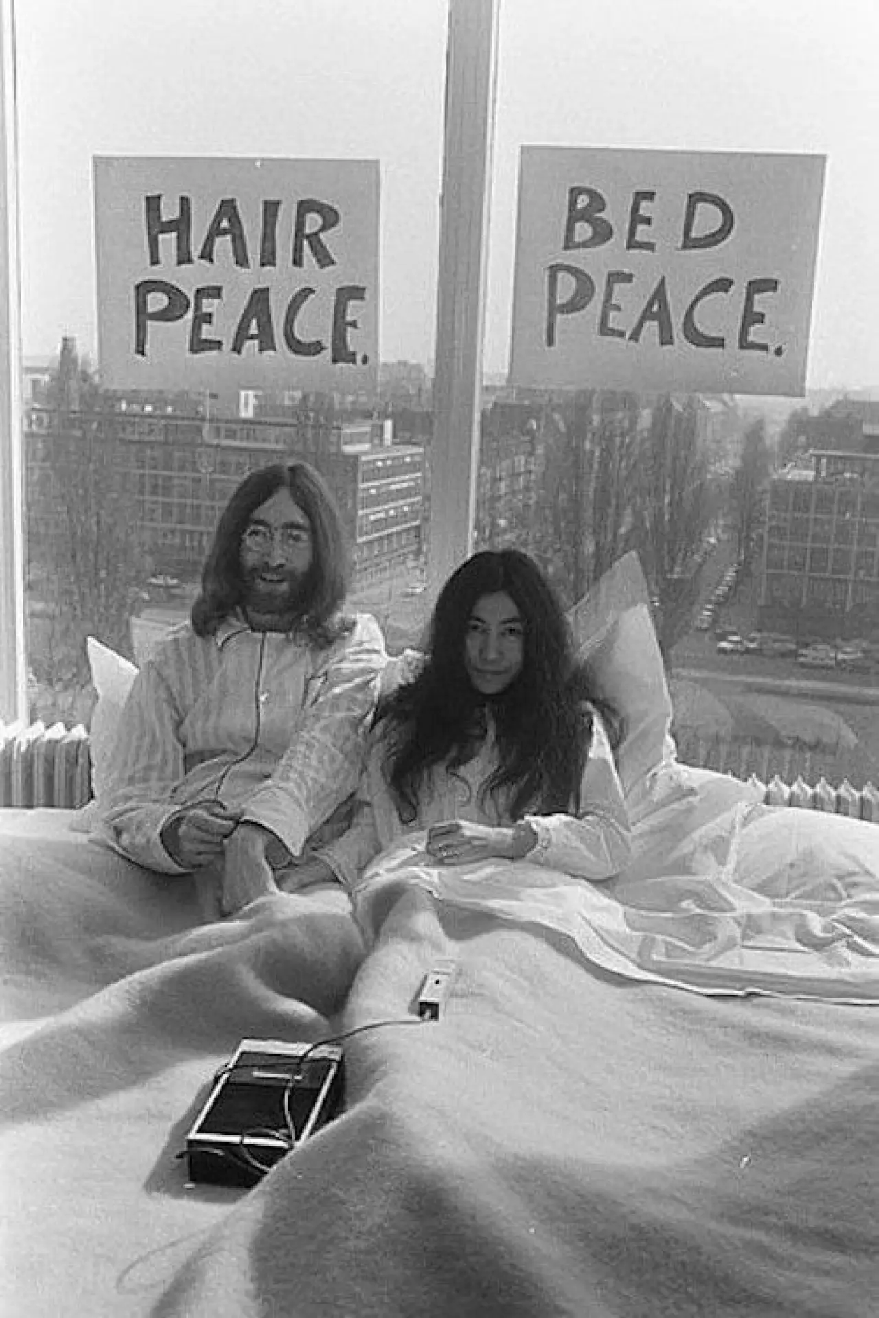 Постер к фильму "Bed Peace"