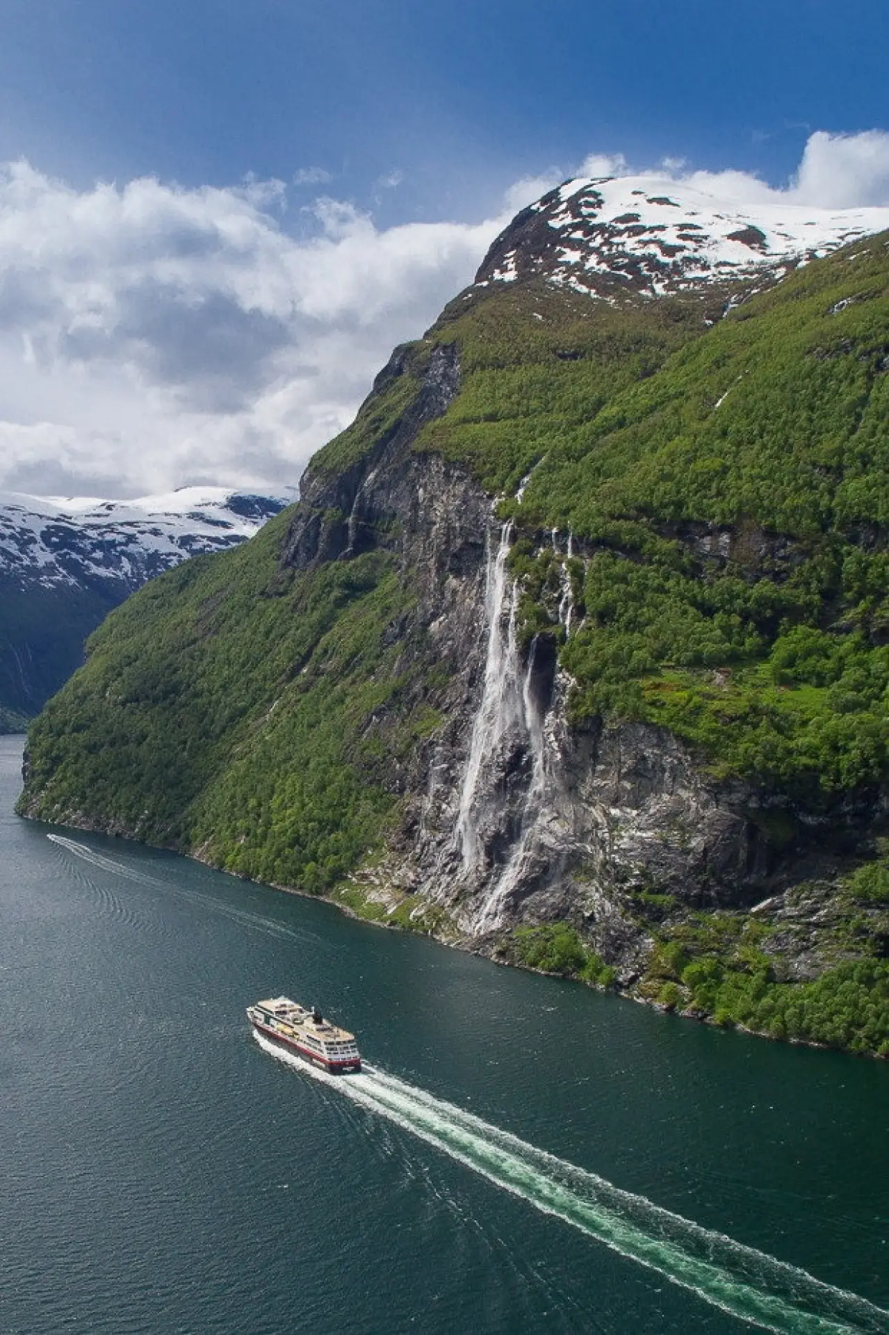Постер к фильму "Fjorde, Nordkap und Polarlicht - Norwegens legendäre Hurtigruten"