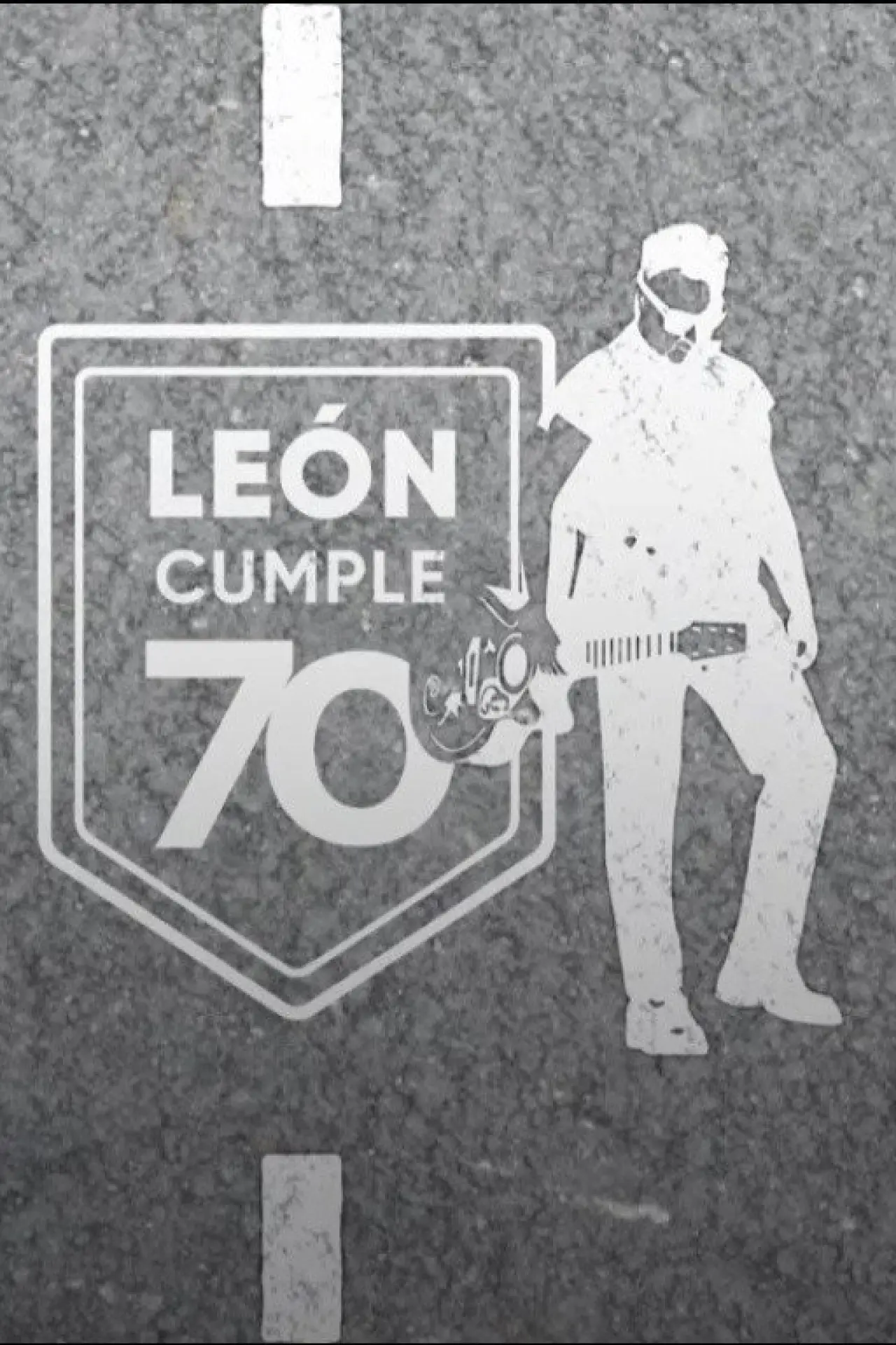 Постер к фильму "León cumple"