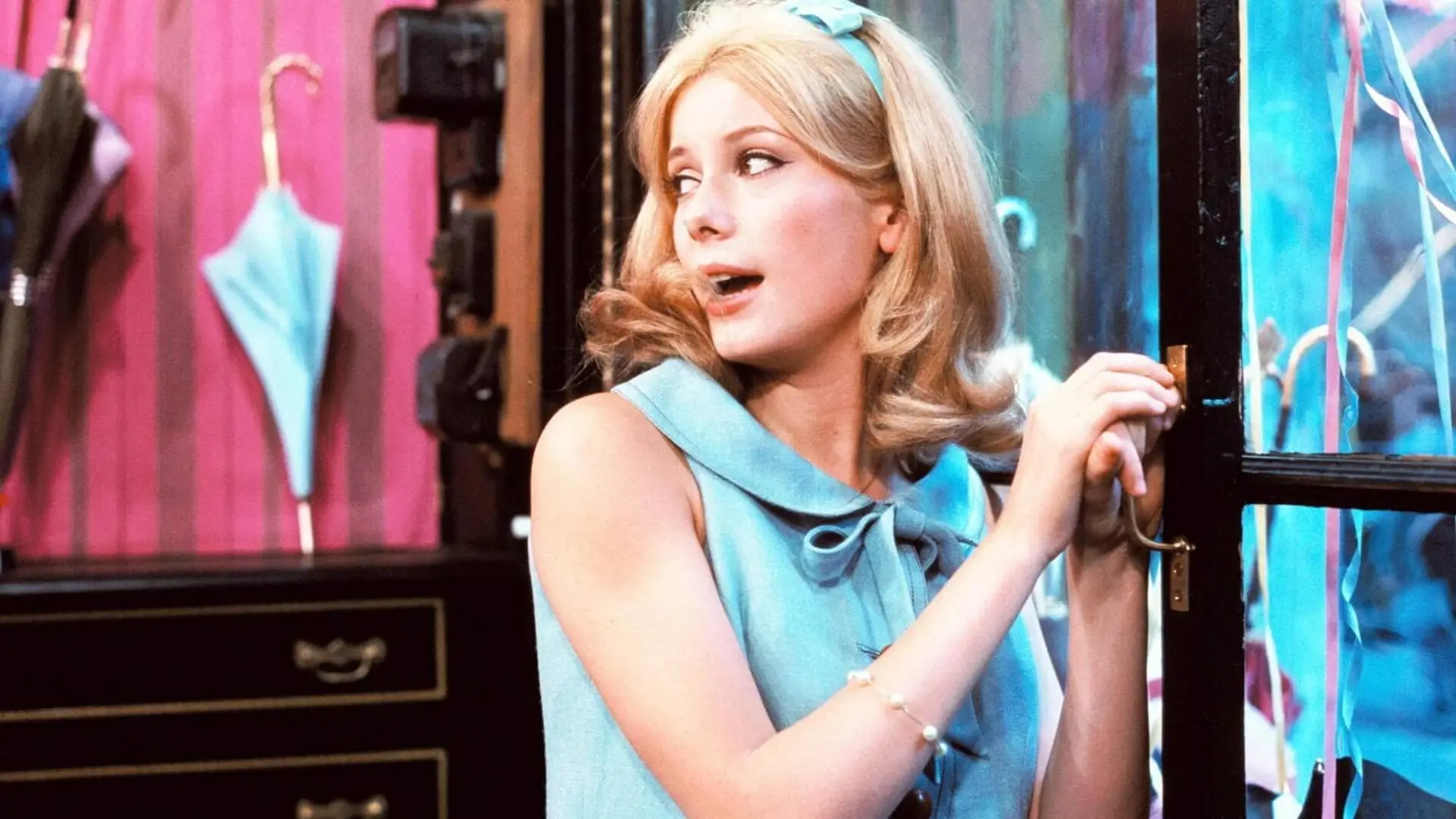 Видео к фильму Шербурские зонтики | New trailer for The Umbrellas of Cherbourg - back in cinemas 6 December | BFI