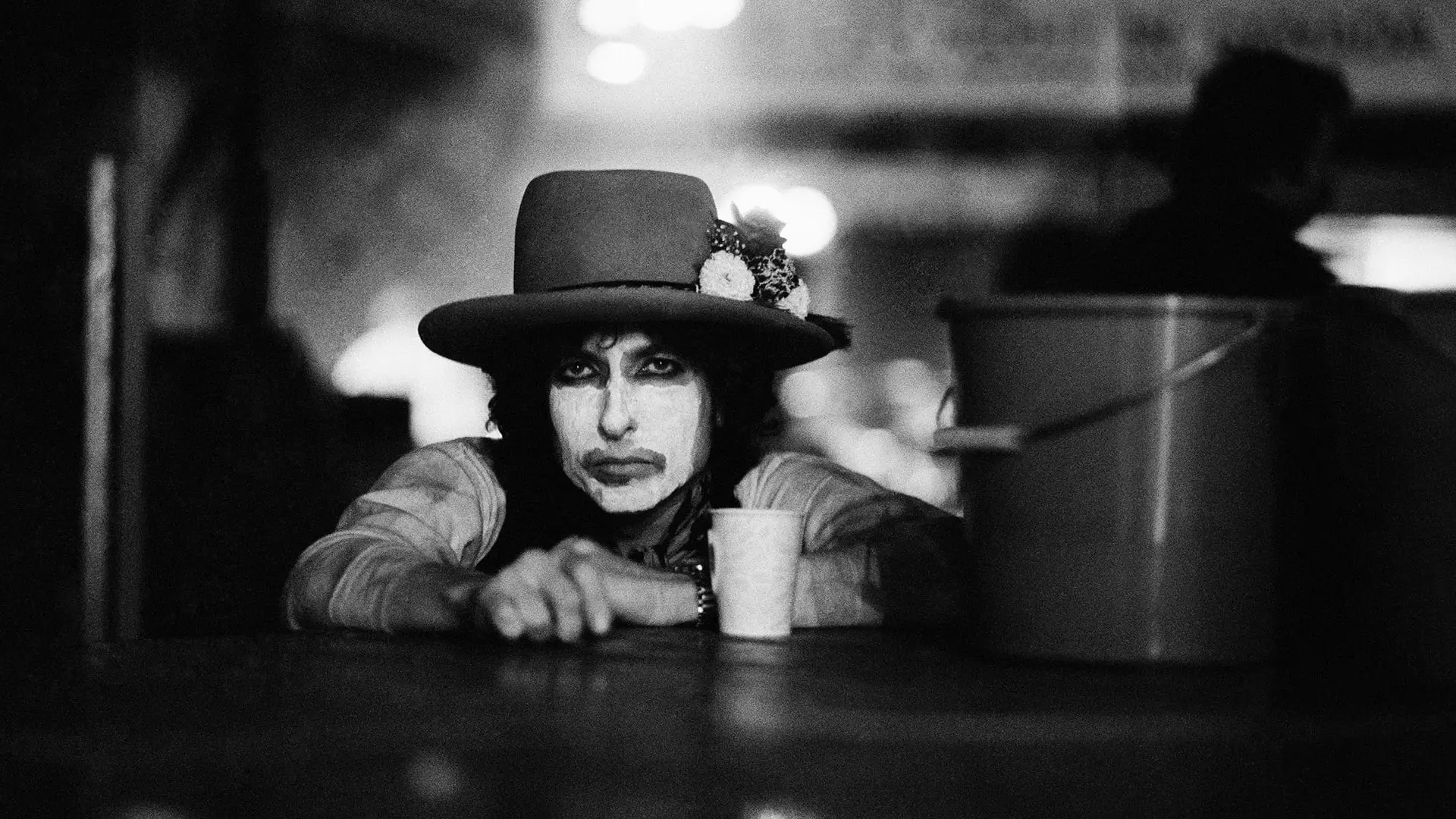Видео к фильму Rolling Thunder Revue: История Боба Дилана глазами Мартина Скорсезе | Bob Dylan "One More Cup Of Coffee" LIVE performance [Full Song] 1975 | Netflix