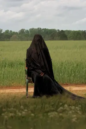 Постер к фильму "Женщина во дворе" #612785