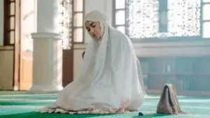 Задник к фильму "La Tahzan: Cinta, Dosa, Luka..." #672926