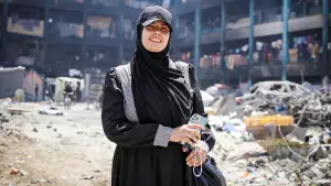 Задник к фильму "Put your soul on your hand and walk" #624815