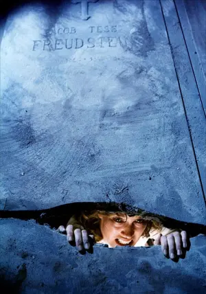 Постер к фильму "Дом на краю кладбища" #296741