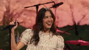 Задник к фильму "Billions Club Live with Olivia Rodrigo: A Concert Film" #823058