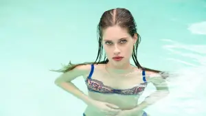 Задник к фильму "Девушка в бассейне" #705523