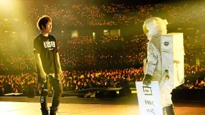 Задник к фильму "Mayday: тур длиною в жизнь" #495715