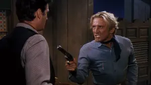 Видео к фильму Человек без звезды | MAN WITHOUT A STAR "Lessons in twirling a gun" Clip