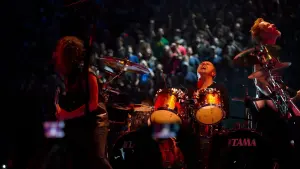 Задник к фильму "Metallica: Сквозь невозможное" #386511