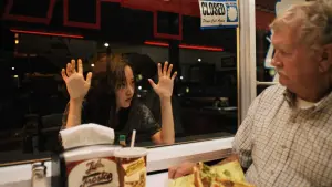 Задник к фильму "Мона Лиза и кровавая луна" #345530