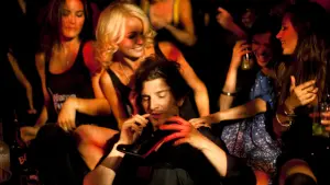 Задник к фильму "Любовь живет три года" #475002