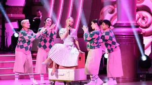 Задник к фильму "Злая: Одна чудесная ночь" #626793