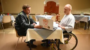 Задник к фильму "Драма с императорским омлетом" #387436