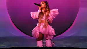 Задник к фильму "Ариана Гранде: excuse me, i love you" #440200