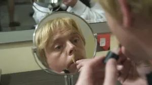 Задник к фильму "Как потерять друзей и заставить всех тебя ненавидеть" #309369