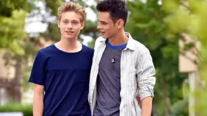 Задник к фильму "Поцелуи украдкой" #445893