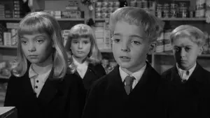 Задник к фильму "Деревня проклятых" #234134