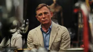 Задник к фильму "Достать ножи: Стеклянная луковица" #592446