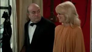 Задник к фильму "Высокий блондин в чёрном ботинке" #247583