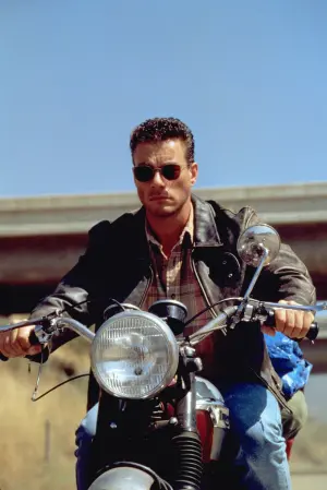 Постер к фильму "Некуда Бежать" #289838