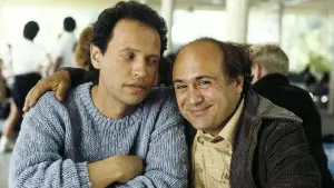 Задник к фильму "Сбрось маму с поезда" #299105