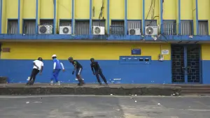 Задник к фильму "Le Serpent à Bonanjo" #778357