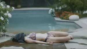 Задник к фильму "Девушка в бассейне" #705526