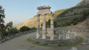 Задник к фильму "Delphes, nombril du monde" #774812