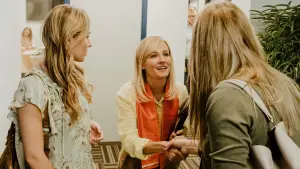 Задник к фильму "Побег из культа "Нэксиам": Мать борется за спасение своей дочери" #425301