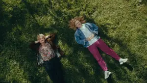 Задник к фильму "How to Be Normal and the Oddness of the Other World" #781582