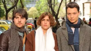 Видео к фильму Этюды втроем | Castillos de Cartón (3some) [2009] - Official Trailer