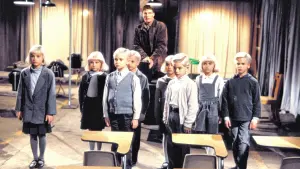 Задник к фильму "Деревня проклятых" #305040